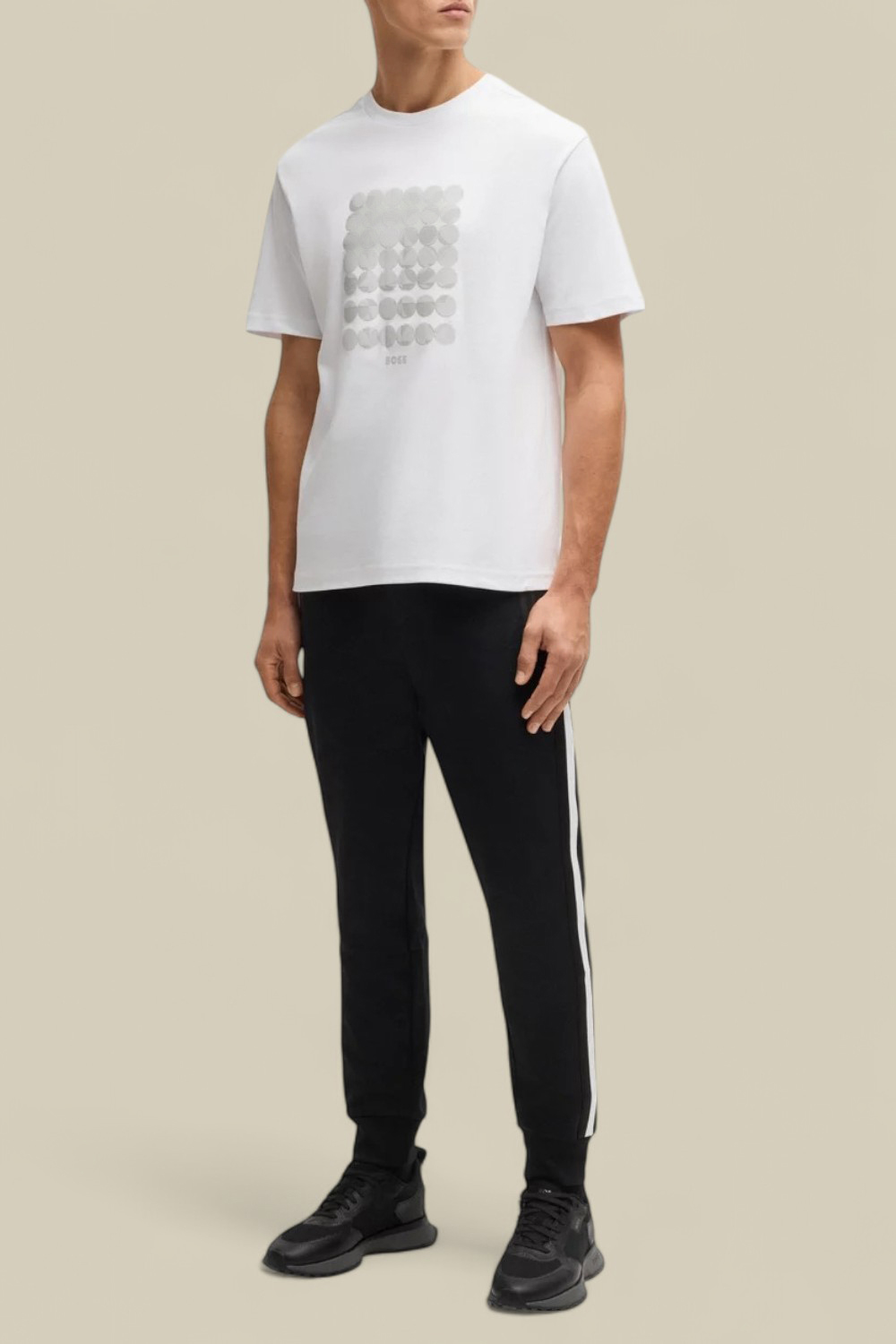 תמונת כל הלוק של חולצת טי